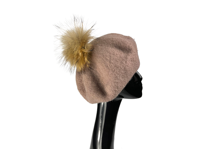 Švelniai rožinės spalvos elegantška beretė