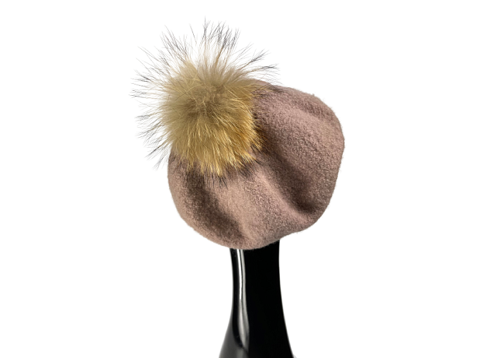 Švelniai rožinės spalvos elegantška beretė